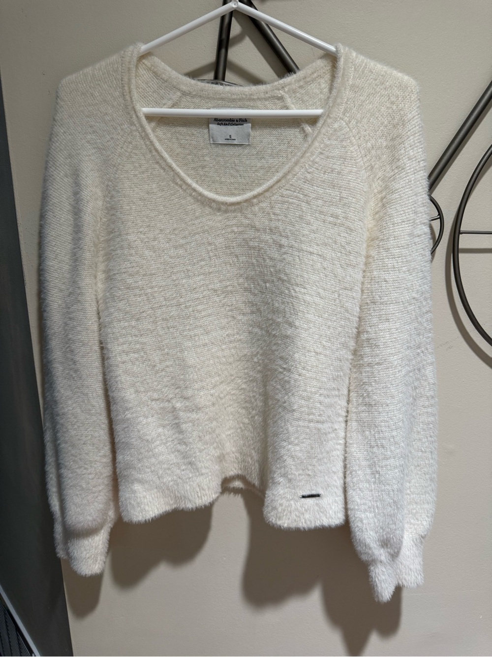 Abercrombie & Fitch Soft A&F Fuzzy Scoop Neck Sweater Cream Off-White S